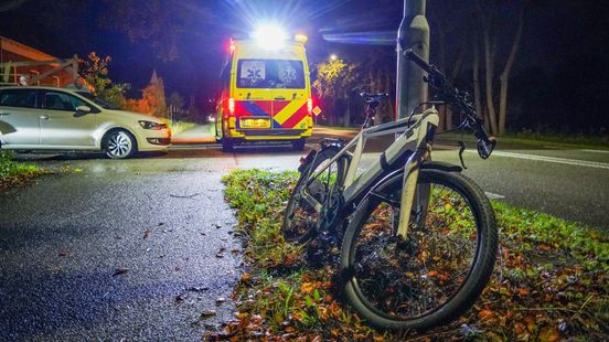 Botsing in De Punt, fietser naar ziekenhuis. Botsing in De Punt, fietser naar ziekenhuis.
