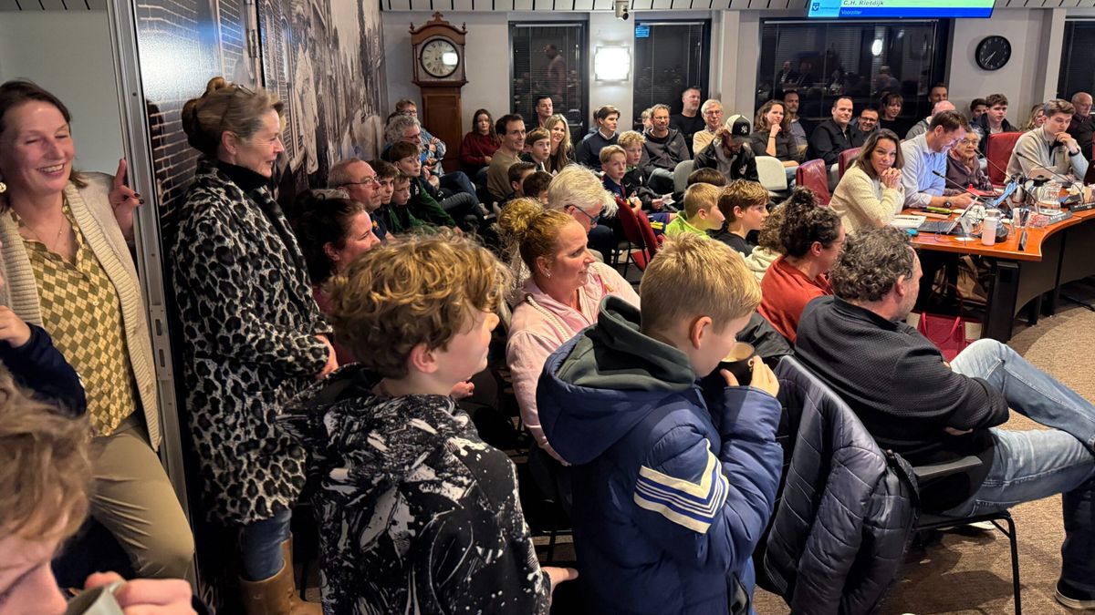 Raadzaal te klein voor hoeveelheid inwoners dat bij debat over gesloten voetbalkooi wil zijn