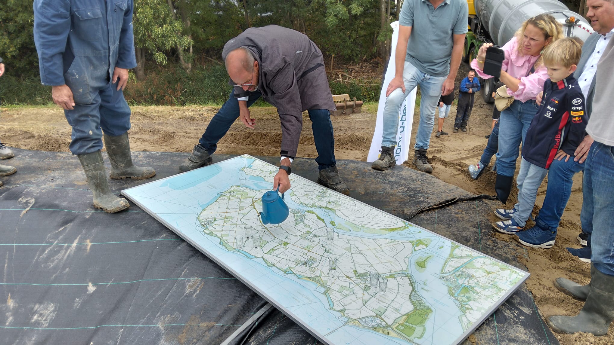Het regent, dus vullen maar: eerste zoetwaterbassin op Noord-Beveland krijgt water