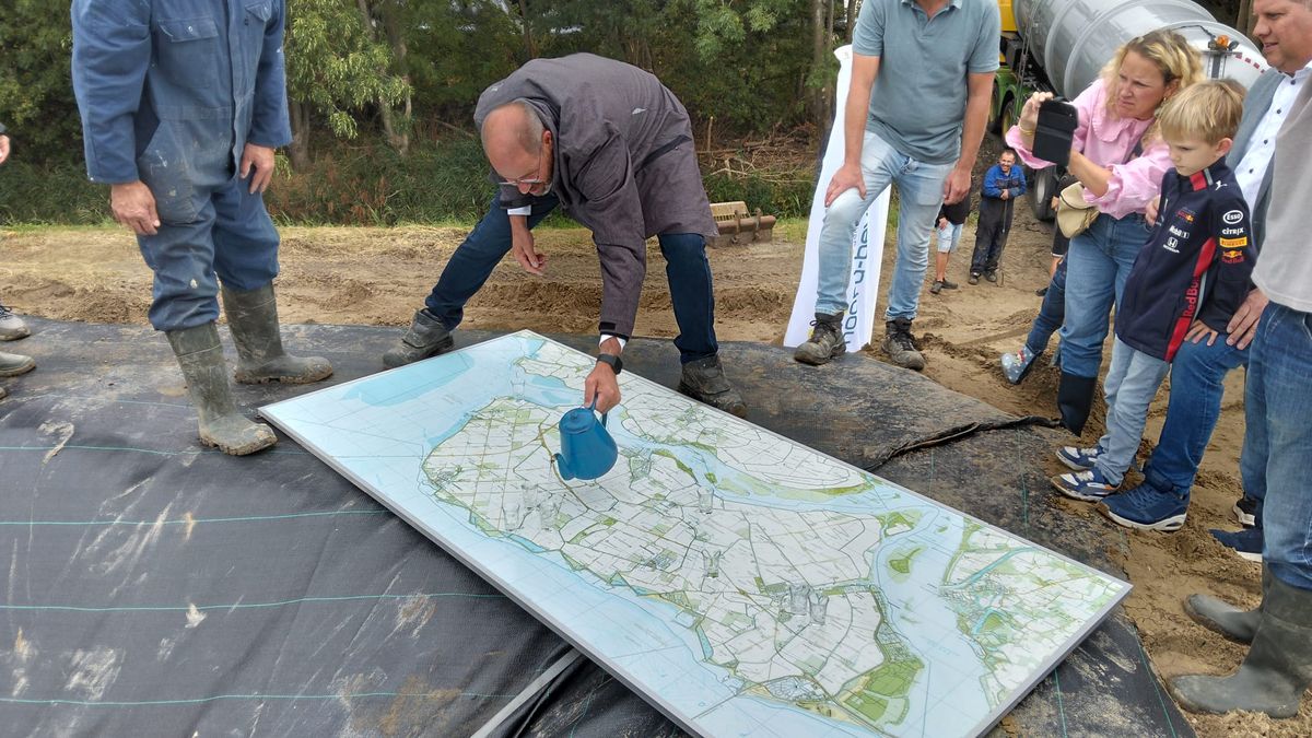 Het regent, dus vullen maar: eerste zoetwaterbassin op Noord-Beveland krijgt water
