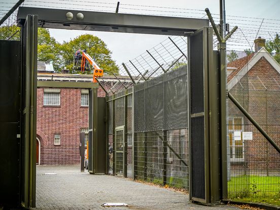 Dakwerkers ruim uur vast in hoogwerker bij Gevangenismuseum Veenhuizen
