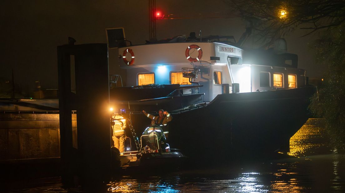 De stuurhut is van het schip weggeslagen.