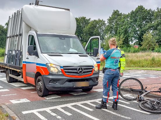 Fietser raakt gewond bij botsing met bakwagen in Roden