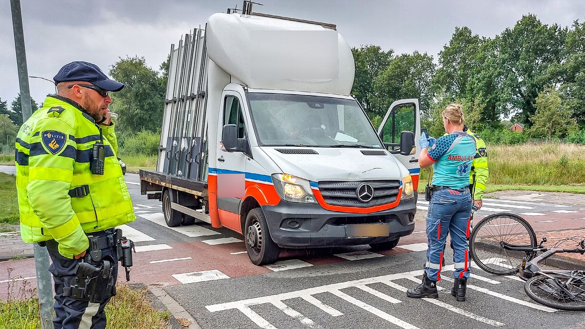 Fietser raakt gewond bij botsing met bakwagen in Roden