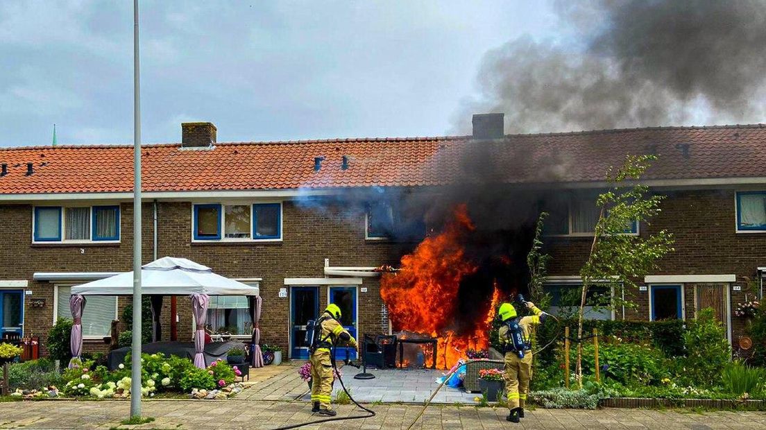 Vlammen slaan uit woning in Arnhem.