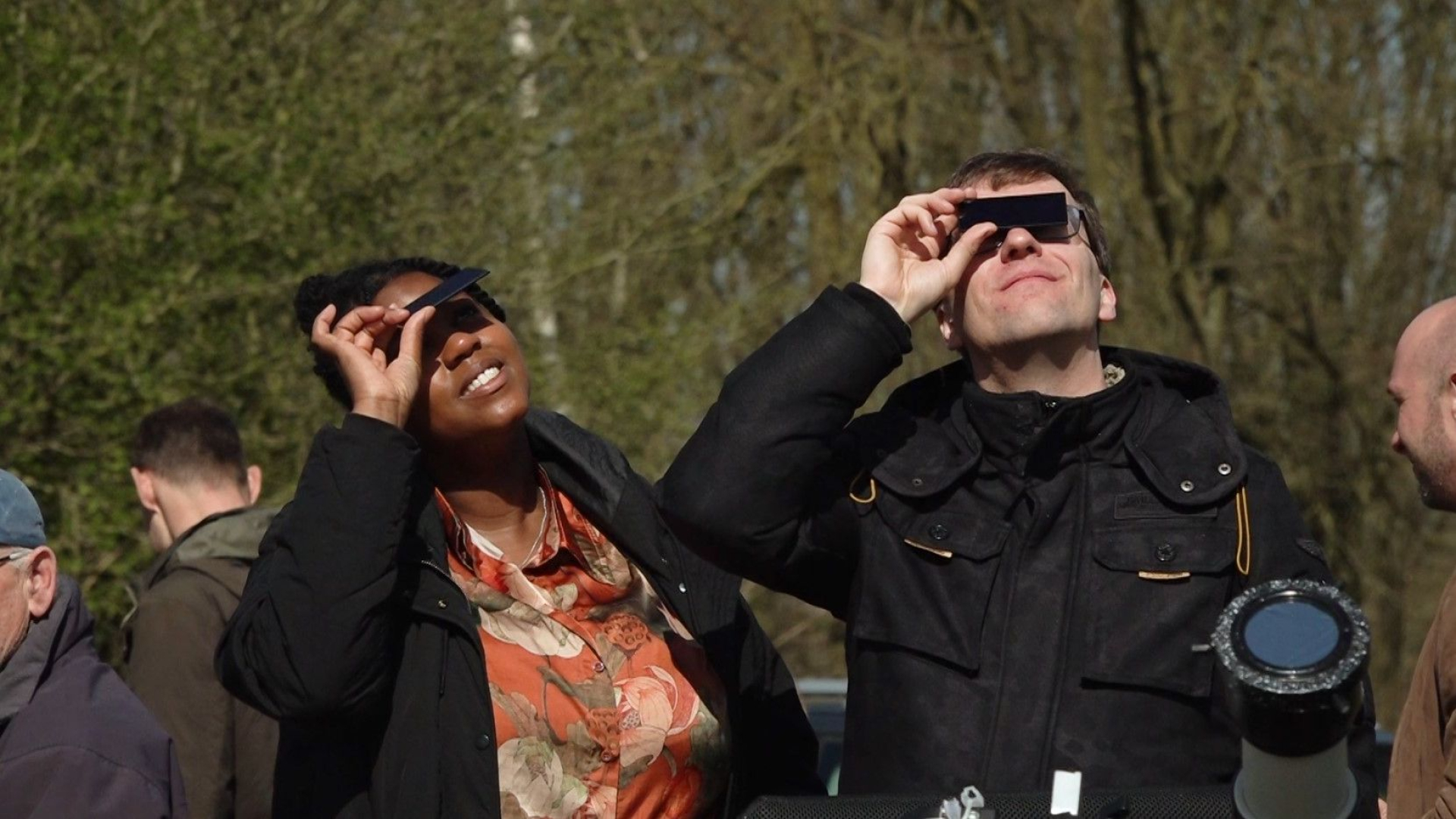 Zij genoten met een speciale bril van de zonsverduistering