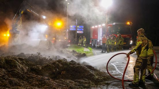 Brandende berg gemaaid gras houdt brandweer uren bezig