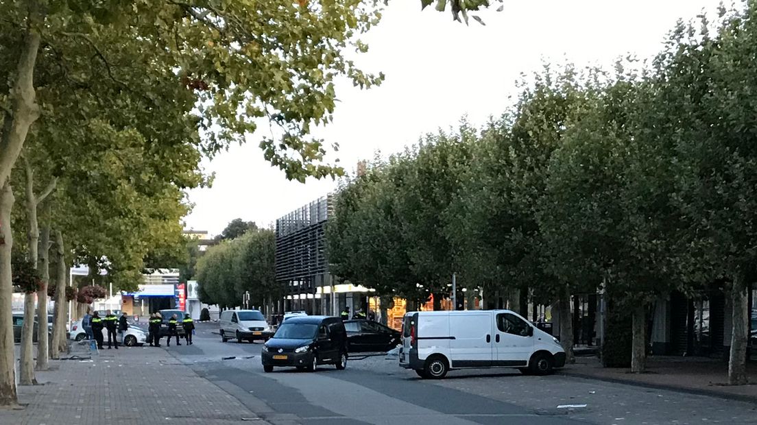 Het glas van de pui lag tot halverwege de parkeerplaats