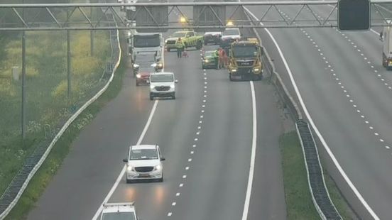 Flinke files op de A15 na meerdere ongevallen, verkeer over de vluchtstrook. Flinke files op de A15 na meerdere ongevallen, verkeer over de vluchtstrook.