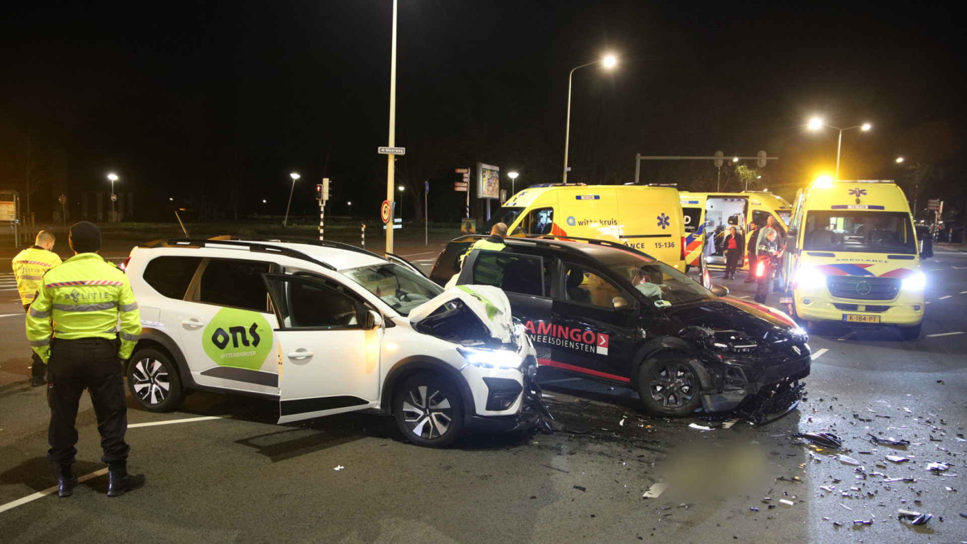 Vier gewonden naar ziekenhuis na botsing op kruispunt.