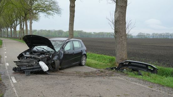 Auto flink beschadigd na botsing op boom bij Hijken. Auto flink beschadigd na botsing op boom bij Hijken.