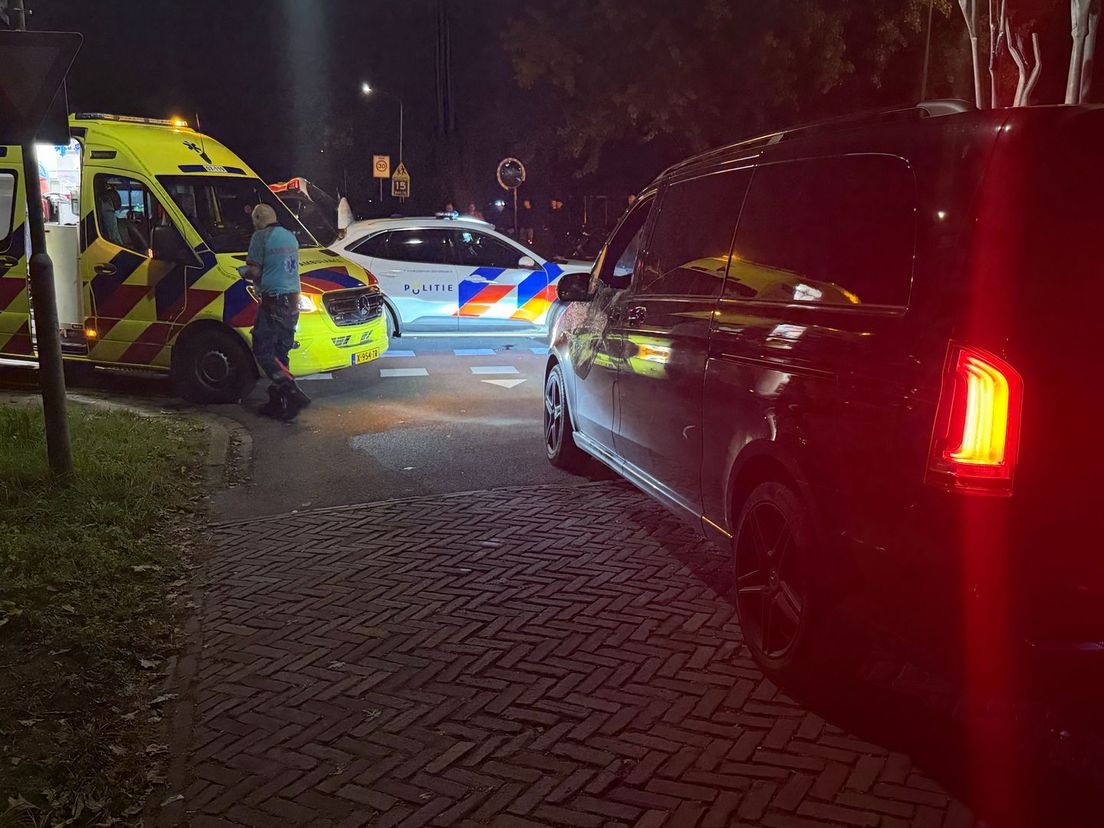 De man werd nagekeken door ambulancepersoneel.