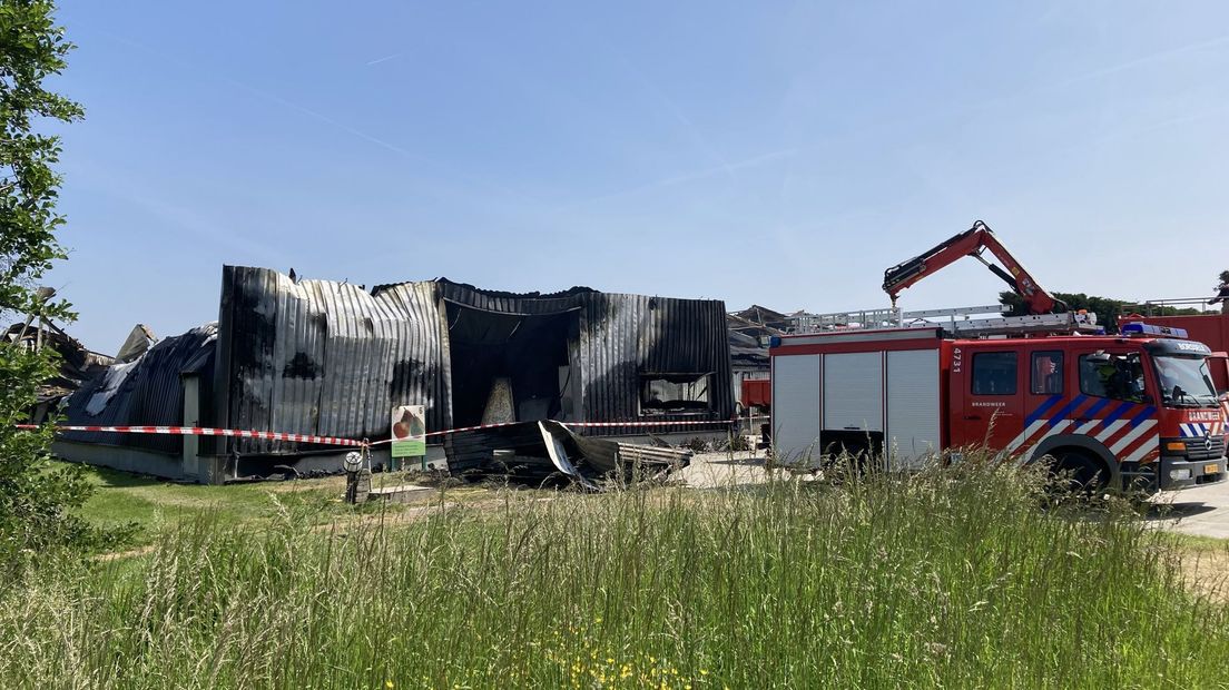 De brandweer rondt het werk bij de uitgebrande schuur af
