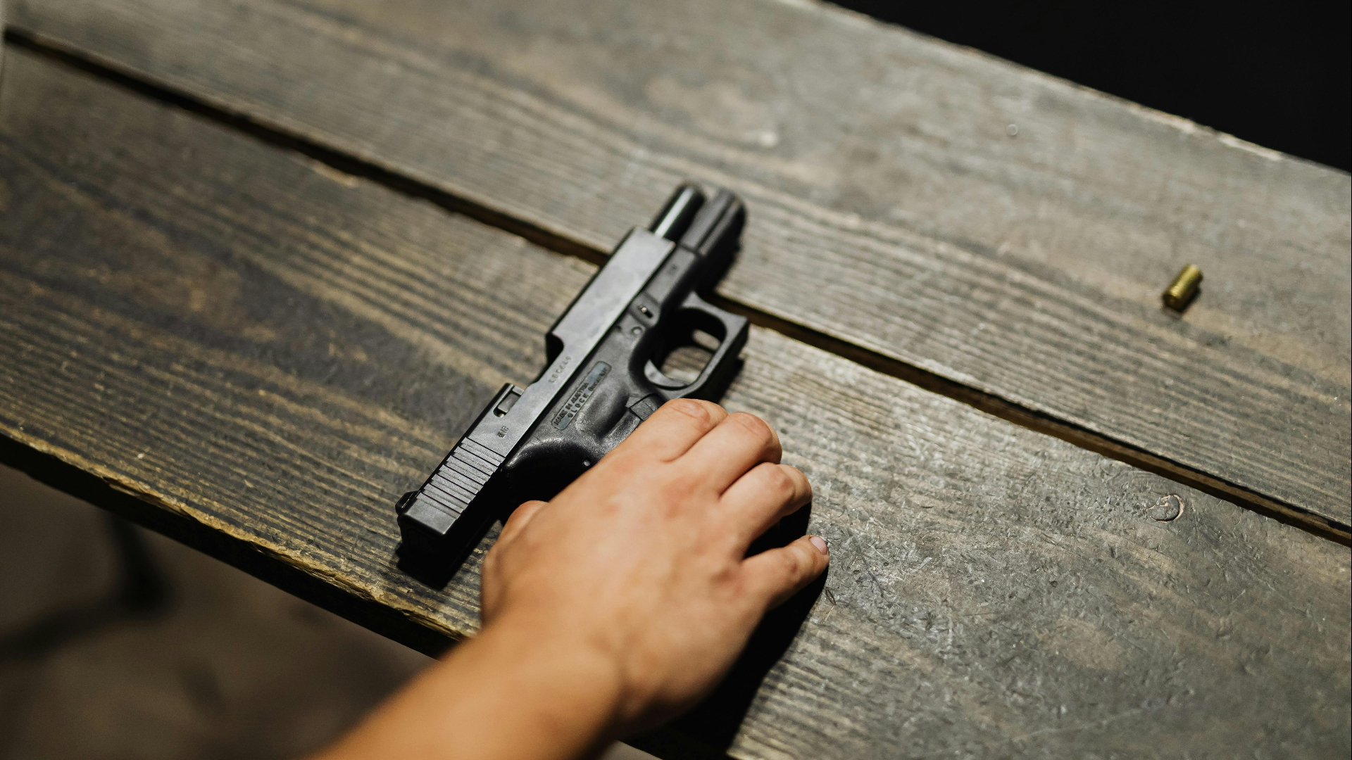 De tiener gooide een geladen vuurwapen uit zijn raam.