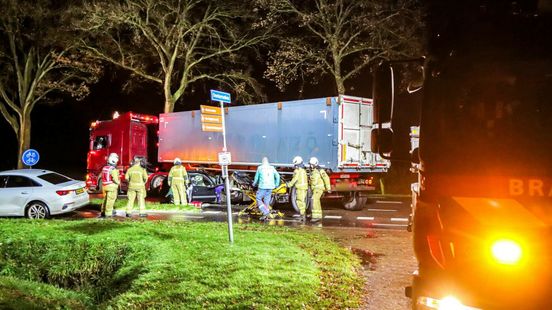 Automobilist bekneld onder vrachtwagen bij aanrijding Schoonebeek. Automobilist bekneld onder vrachtwagen bij aanrijding Schoonebeek.