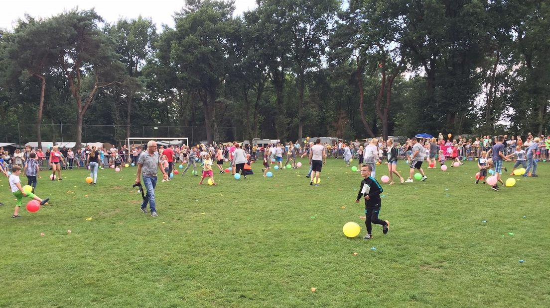 Bij een ander proberen de ballon kapot te trappen