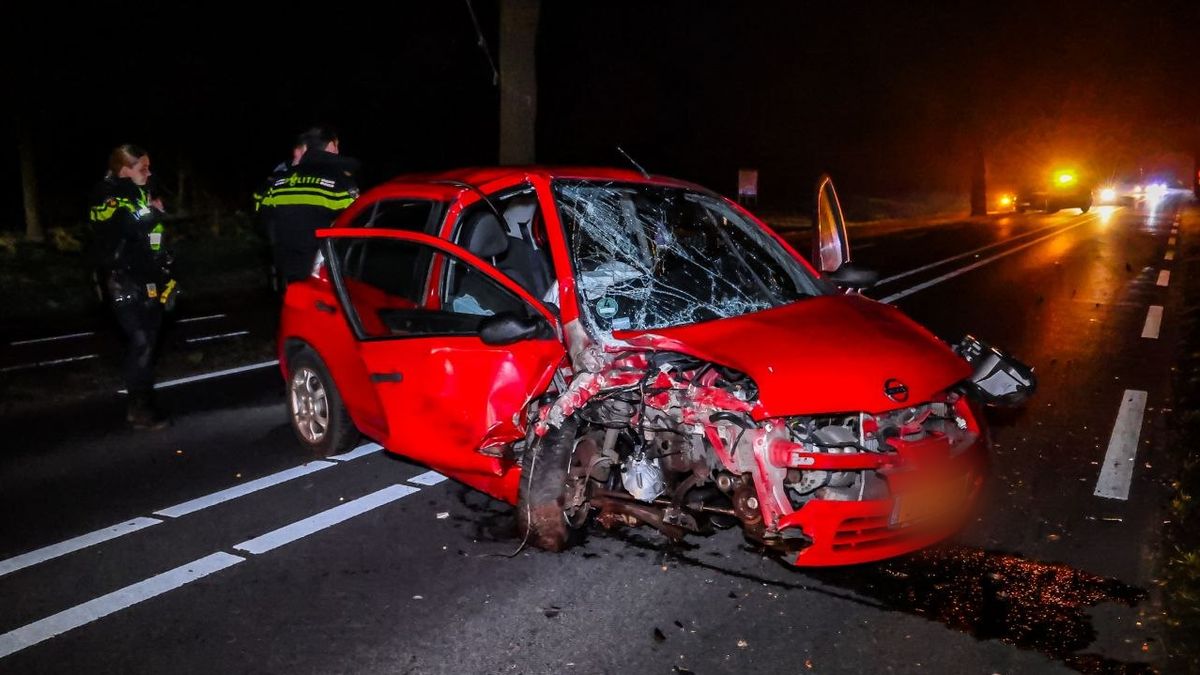 112 Nieuws: Bestuurder botst frontaal op boom in Enschede