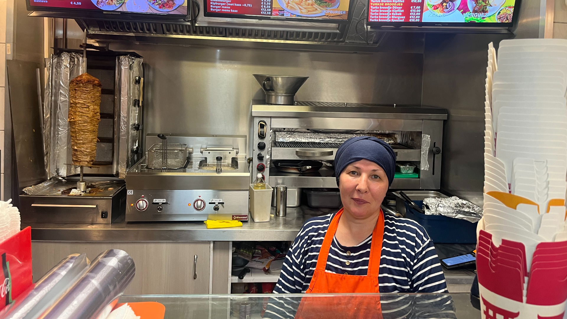 Nejla in haar snackbar waar het zo'n 26 jaar geleden allemaal begon