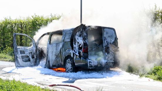Bedrijfsbus brandt uit