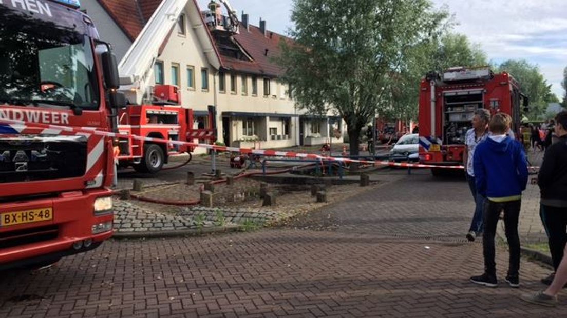 In een woning aan de Bloementuin in Zutphen woedde maandagochtend een grote brand. De vlammen kwamen uit het dak en de brandweer werkte met man en macht om de brand onder controle te krijgen. Inmiddels is de brand geblust.