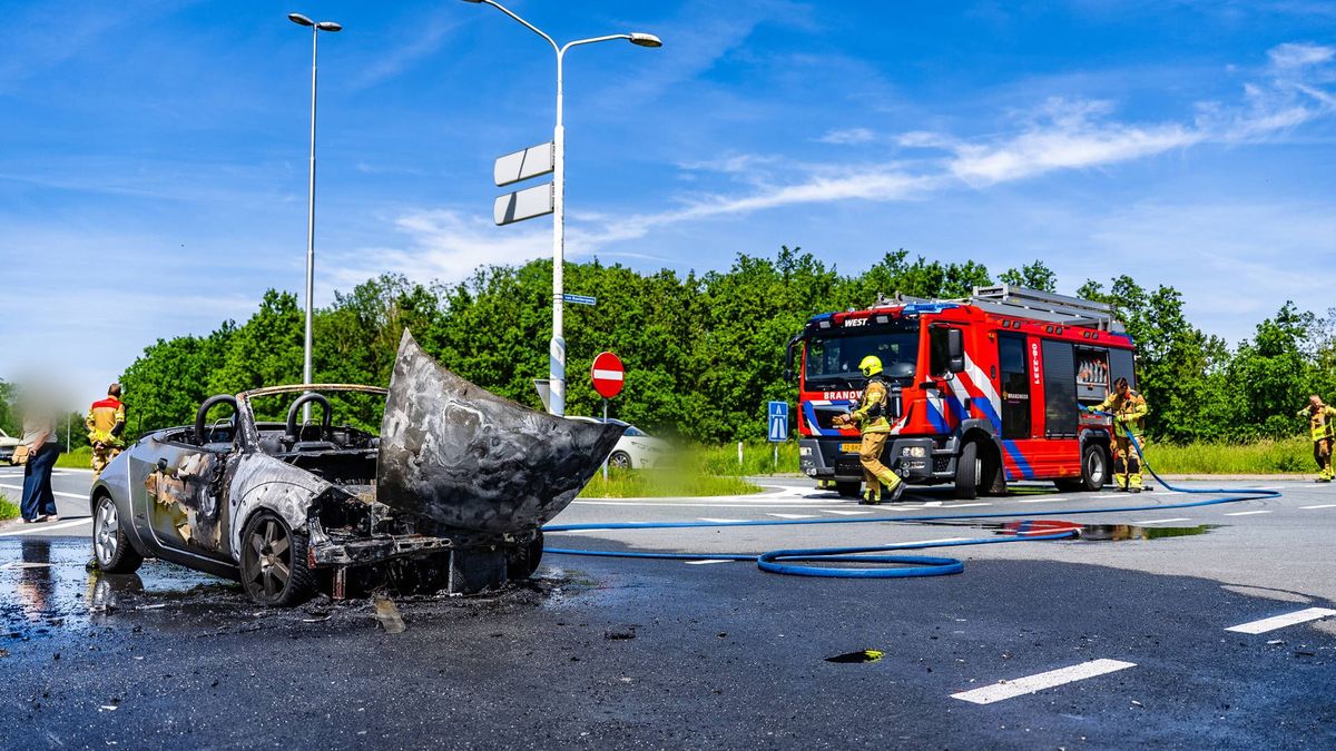 Auto zwaar beschadigd door brand