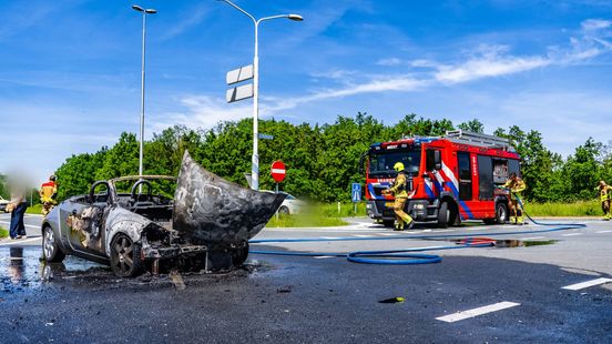 Auto zwaar beschadigd door brand