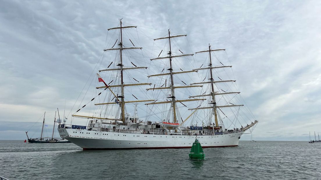 Tallship vaart de haven van Harlingen binnen