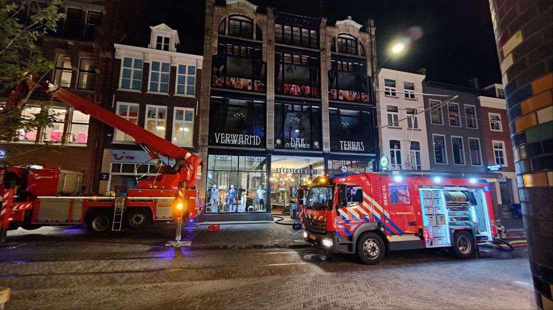 De brand brak uit op het dakterras van een café