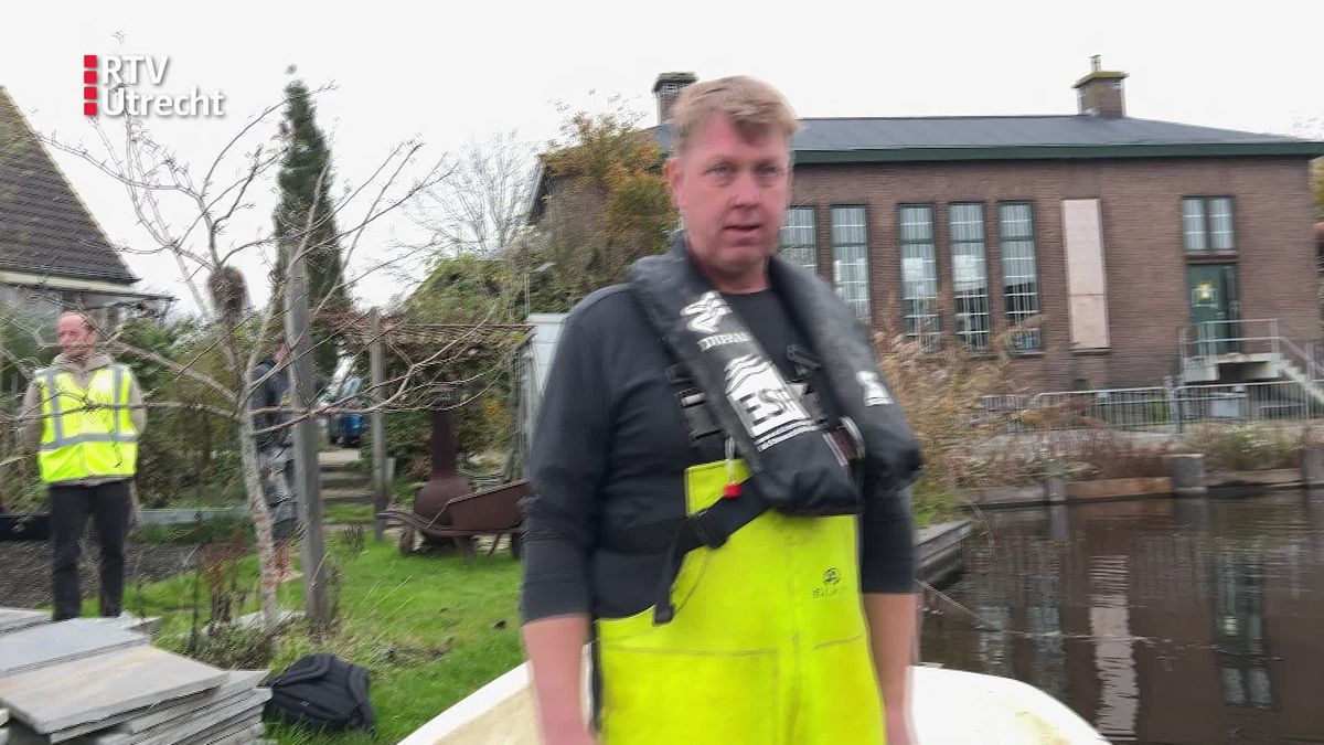 Vissers helpen palingen over de dijk in Vinkeveen