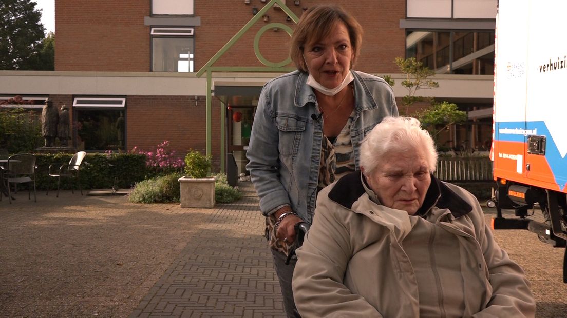 Marian verhuist haar moeder van Voorst naar Twello;