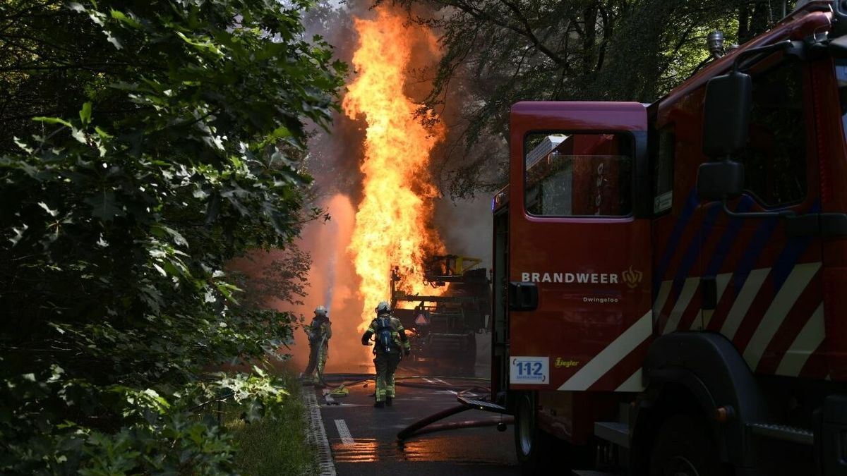 Landbouwvoertuig in brand gevlogen bij Dwingeloo