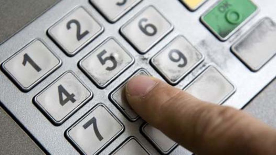 Op veel plaatsen in Gelderland was het druk bij de pinautomaten woensdagavond.