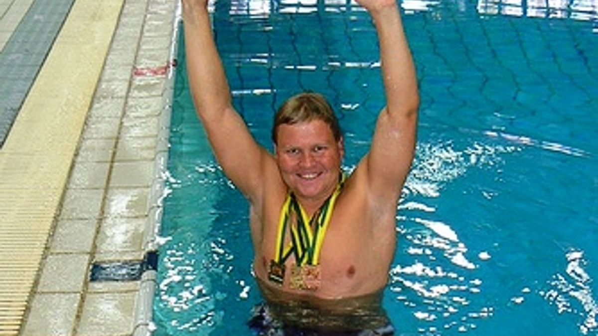 Wanssum huldigt zwemmer John Wijers