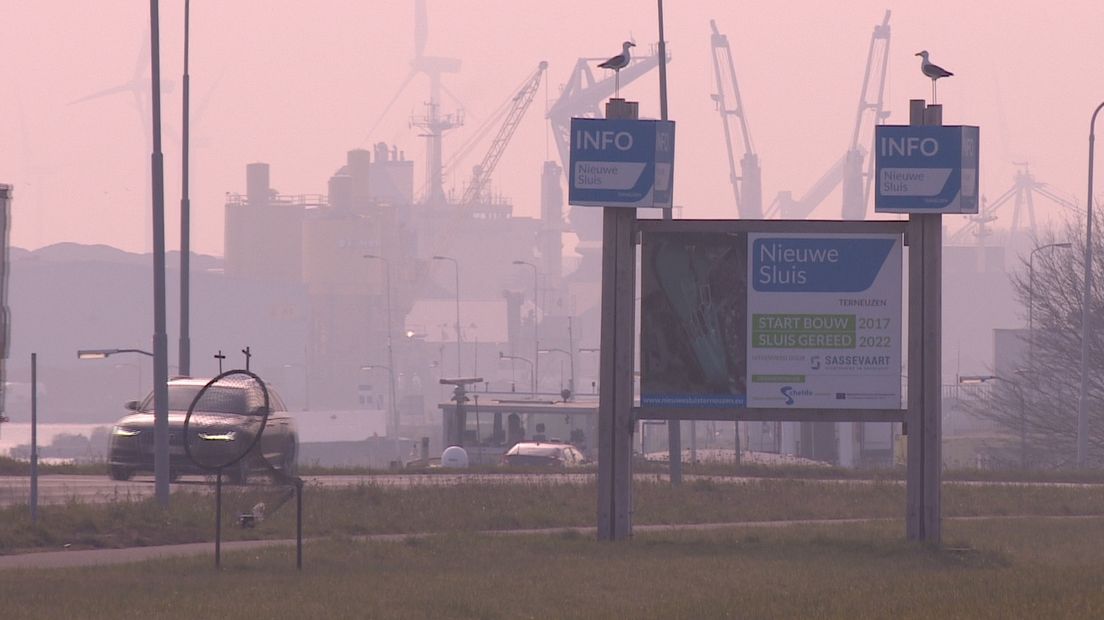 Vervuilde grond bij bouwterrein Nieuwe Sluis; tegenvaller van miljoenen euro's