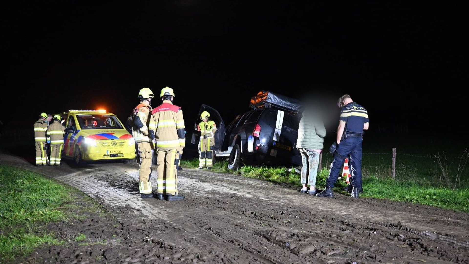 Modder op weg na rooien bieten: automobilist belandt in sloot