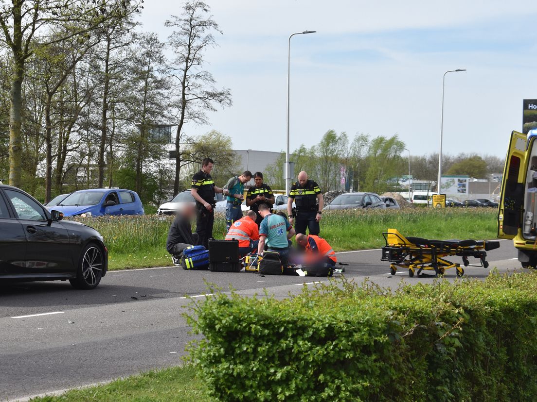 Het ambulancepersoneel heeft de fietser ter plekke behandeld na het ongeluk op de Groene Kruisweg in Spijkenisse.