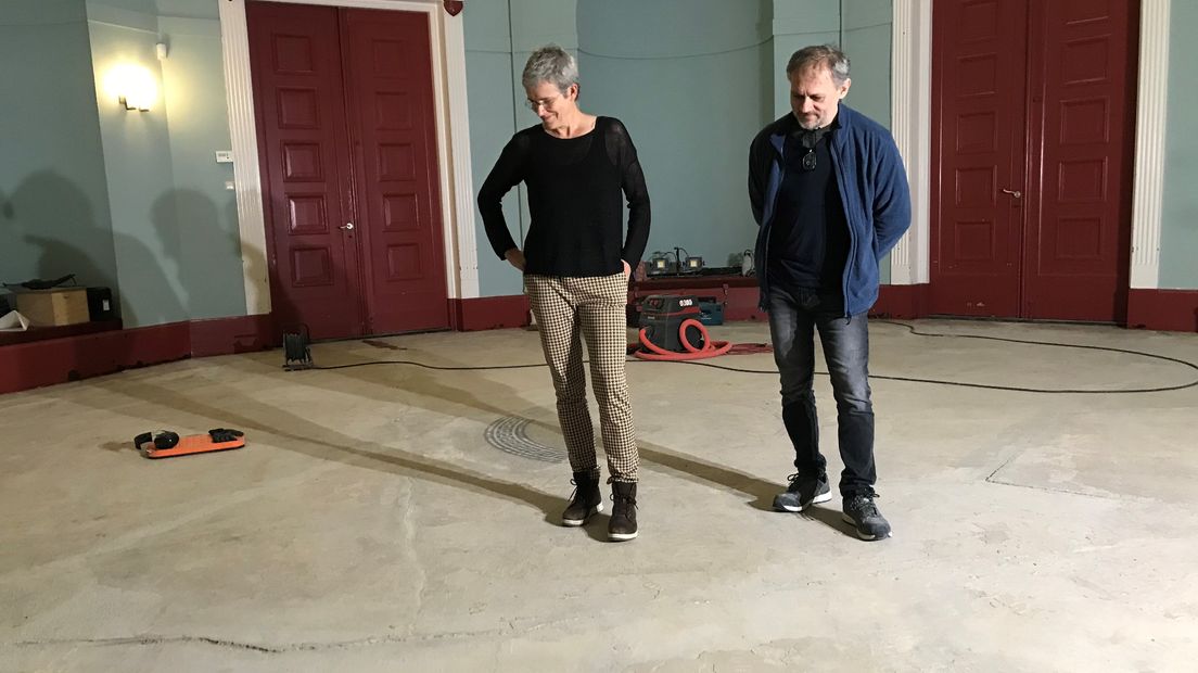 Tanja Medema (l) en Zoltan Varro (r) kijken aandachtig naar een van de scheuren