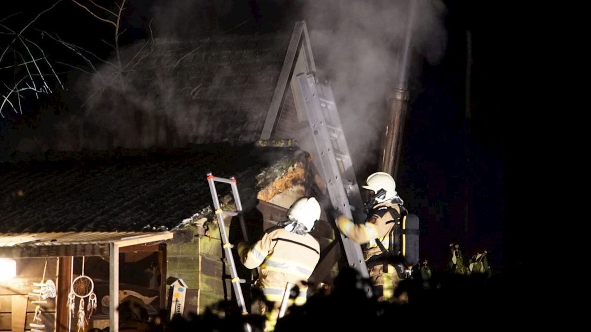 Brand in een chalet in Okkenbroek: brandweer met zaag te werk