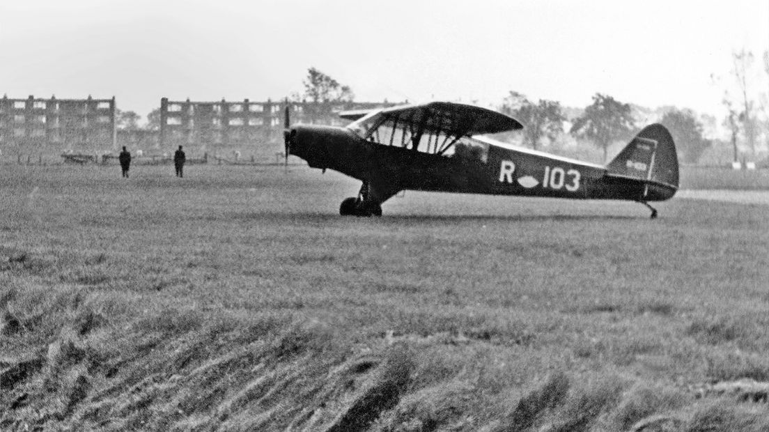 Het eerste vliegtuig dat landde op Vliegveld Hoogeveen in 1964 was deze Piper Cub van de Luchtmacht (Rechten: Gerrit Grit)