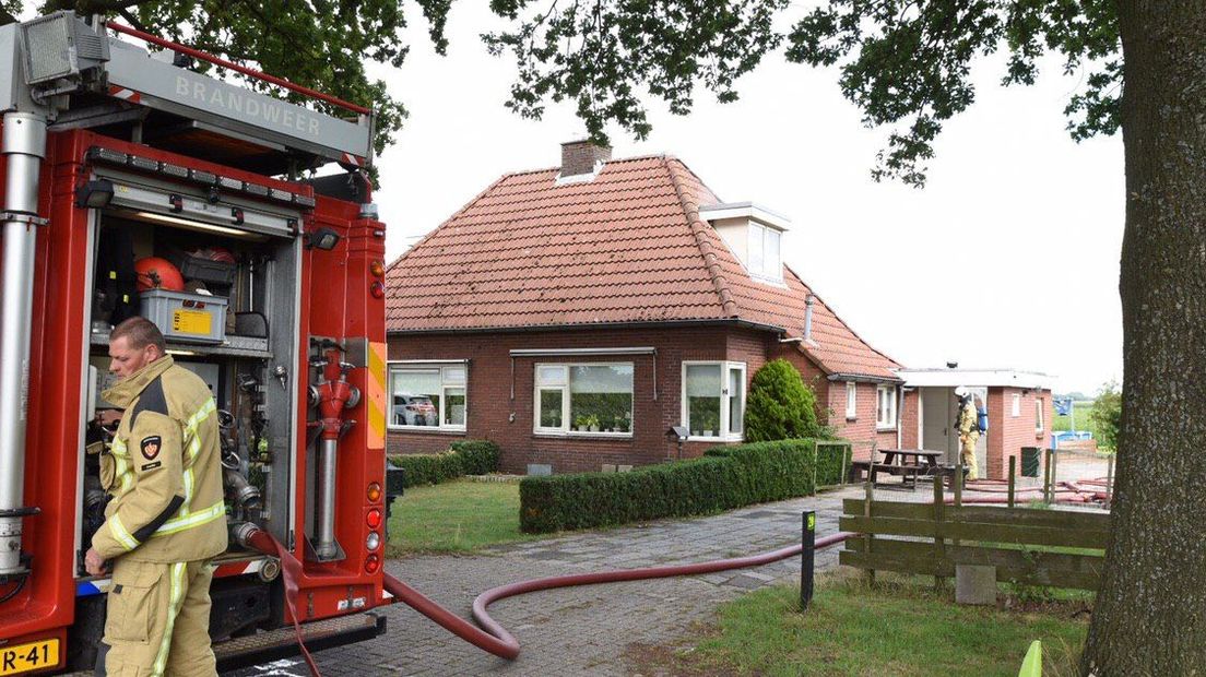 De brandweer is druk bezig de brand te bestrijden (Rechten: De Vries Media)