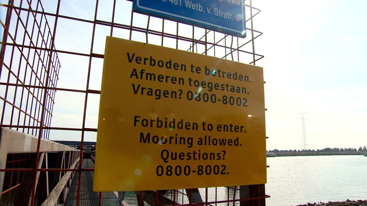 Schippers gevangen op hun schip bij sluizen Hansweert omdat steigers onveilig zijn