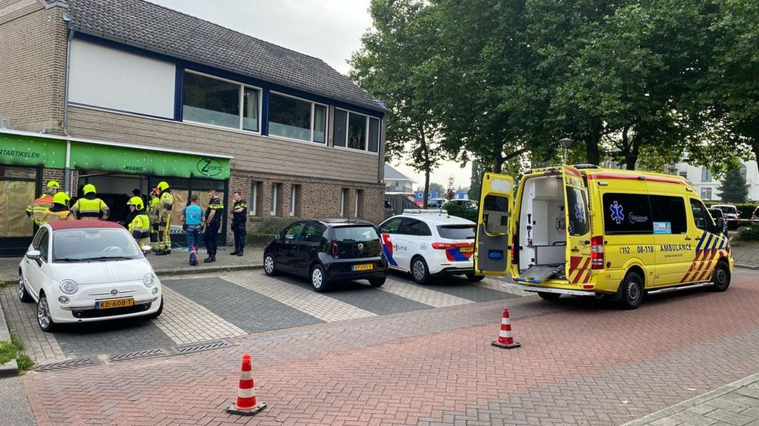 De auto reed achteruit het leegstaande pand binnen.