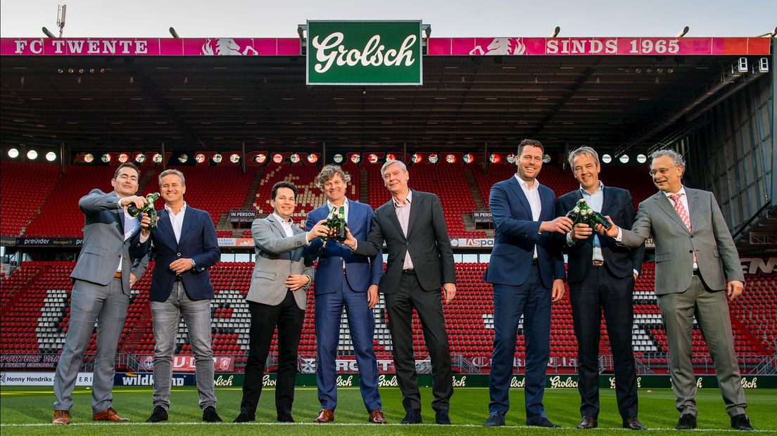 Ondertekening van het contract door bestuurders van Grolsch en FC Twente
