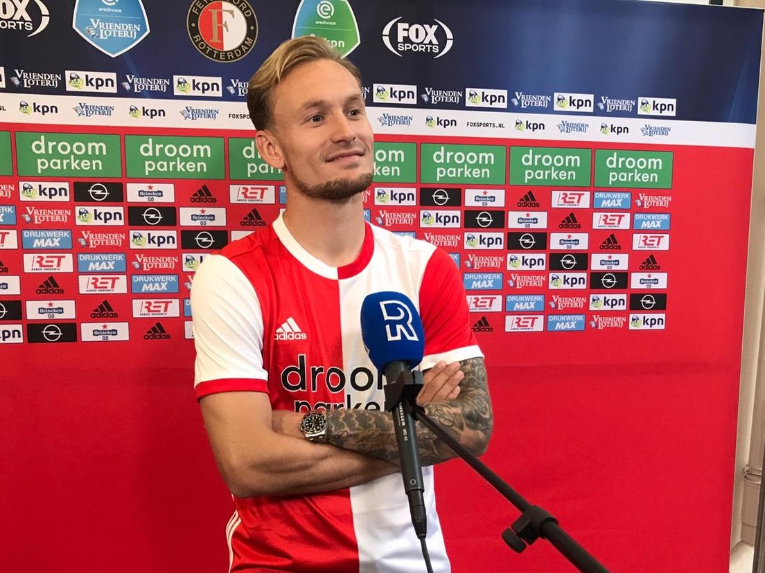 Mark Diemers poseert trots in Feyenoord-shirt