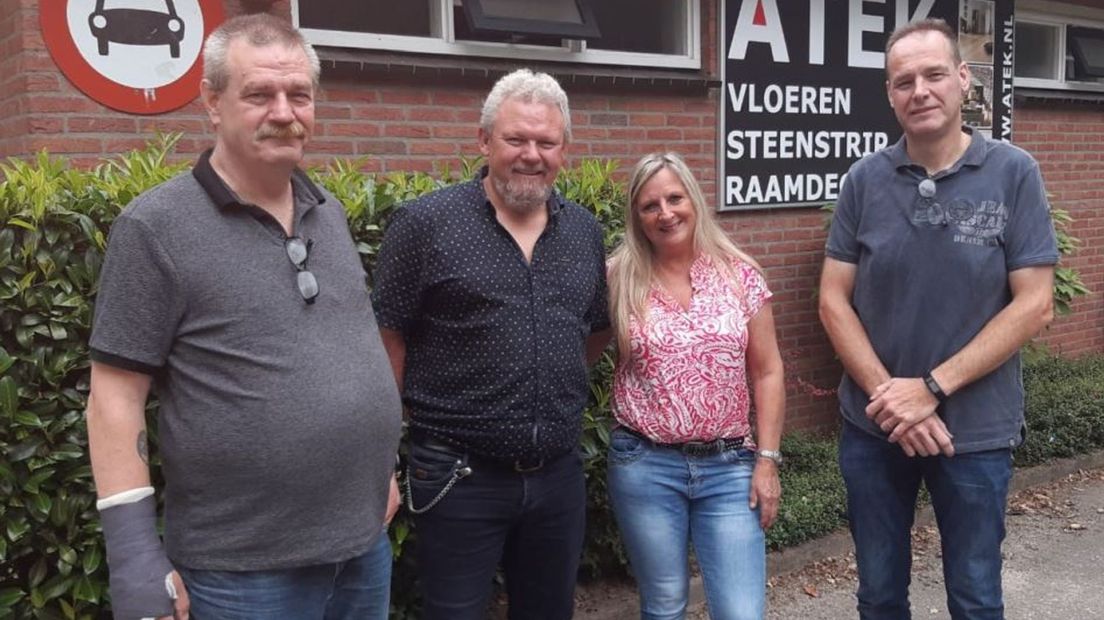 Hans Tempelman, Willem en Bonita Schippers van 'Rijden voor Geluk' en Ronny Overbeeke van vv Haaksbergen.