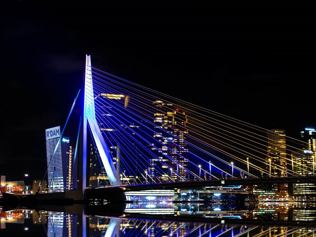 De verlichte Erasmusbrug