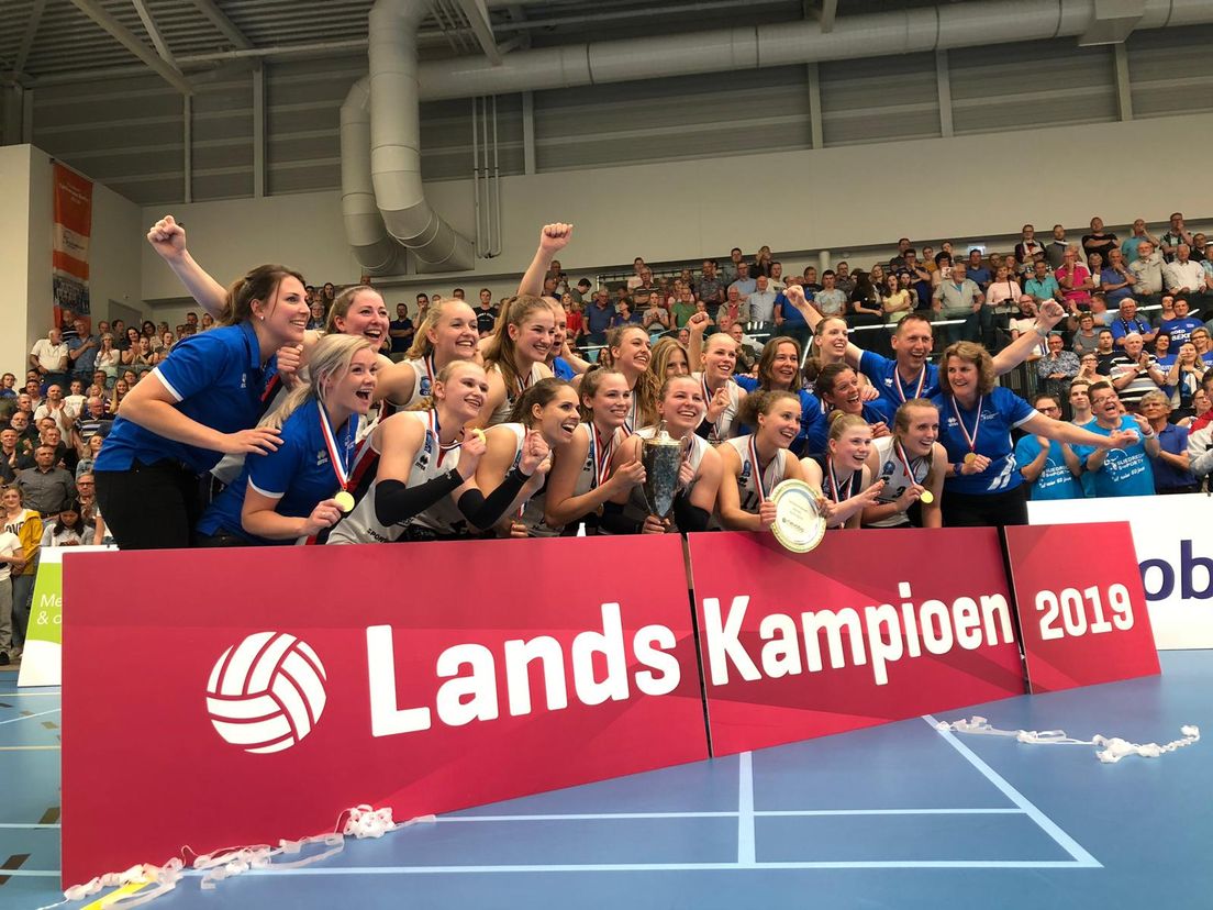 De Dames van Sliedrecht Sport vieren het kampioenschap.