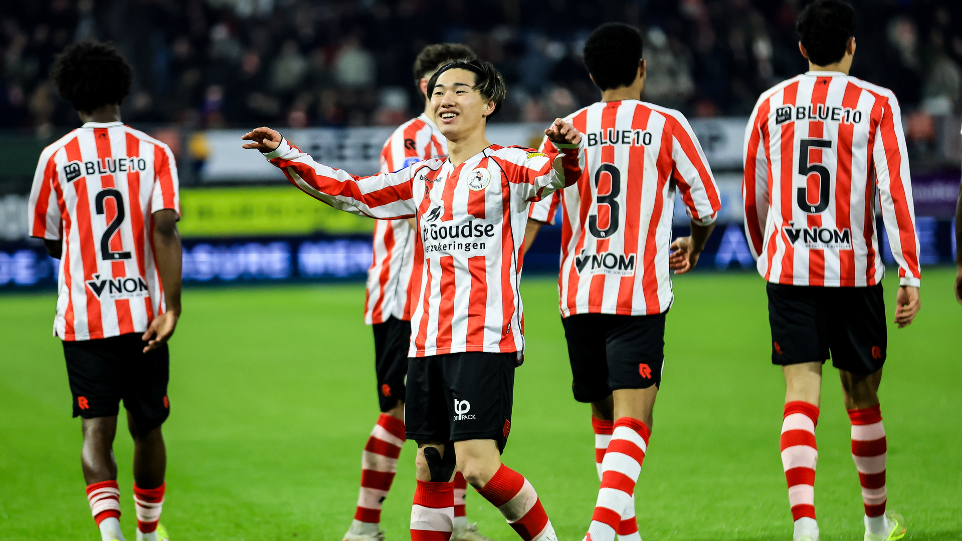 Shunsuke Mito viert een feestje op Het Kasteel na zijn treffer