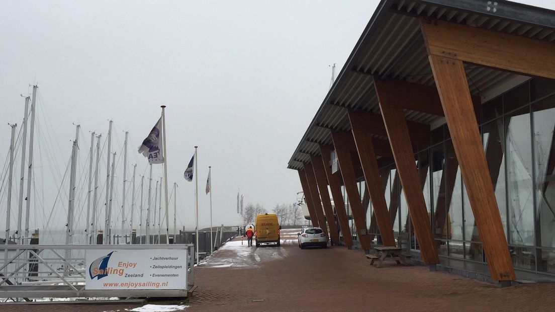 De watersportwinkel van Mariteam Shipyard is gelegen aan de jachthaven van Sint Annaland.