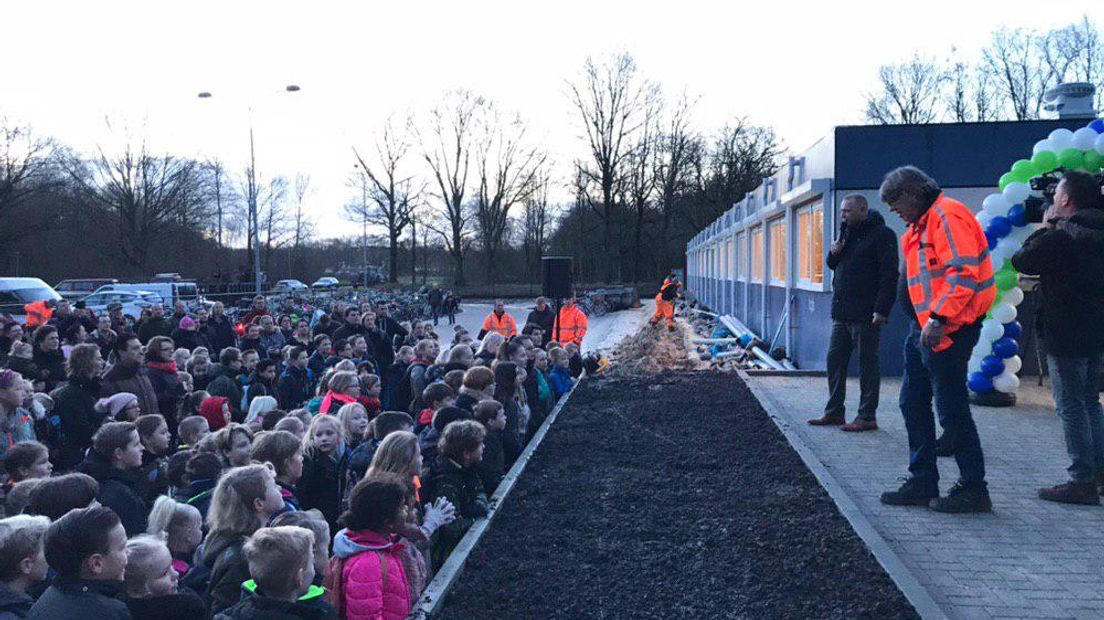 Leerlingen worden voor hun eerste schooldag op de nieuwe locatie toegesproken (Rechten: RTV Drenthe/Marjolein Knol)